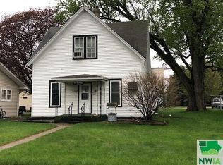 1112 2nd St, Hull, IA 51239