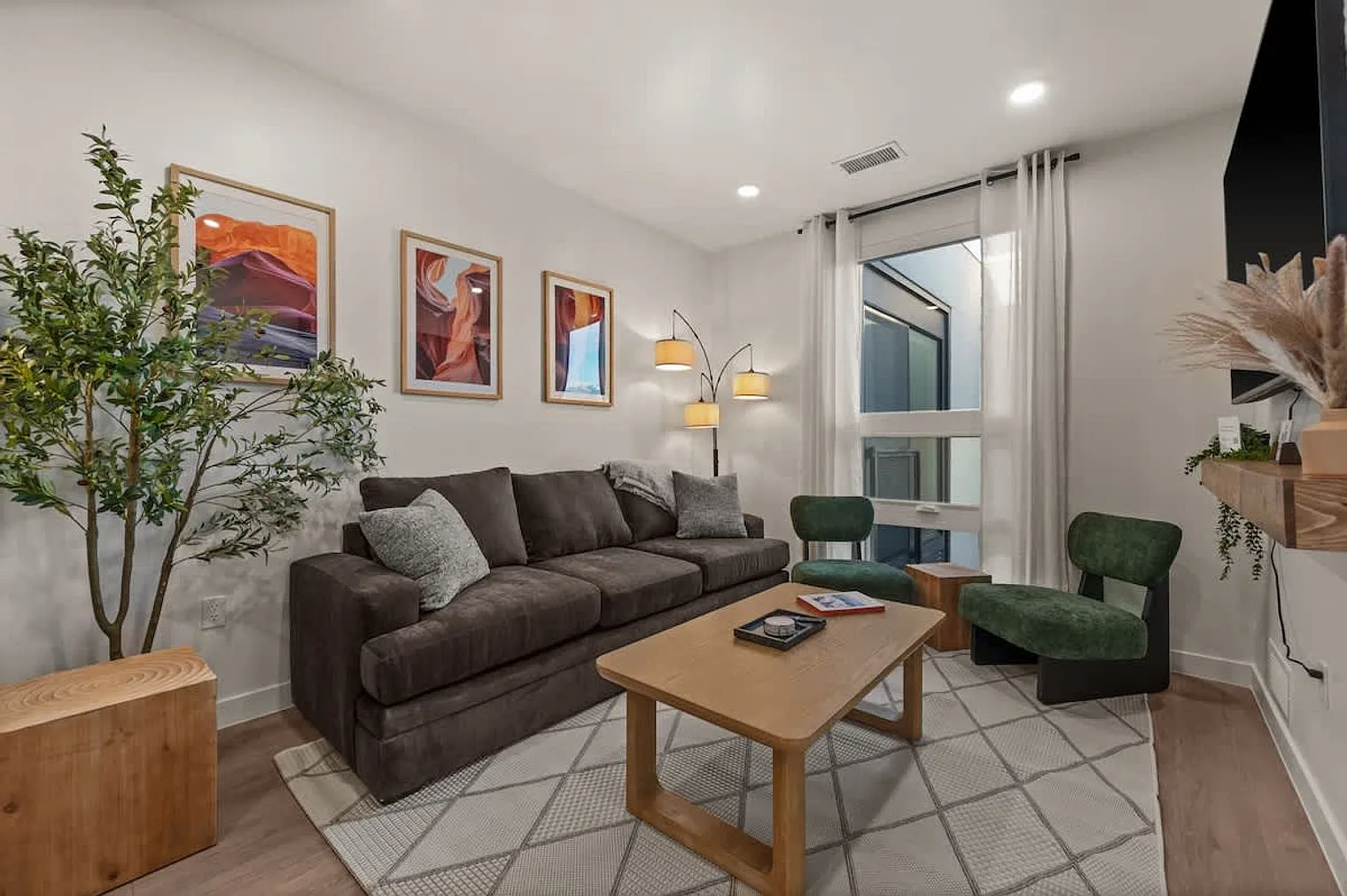 2 bed, 1.0 bath, 764 sqft, $4,661 — Photo 2