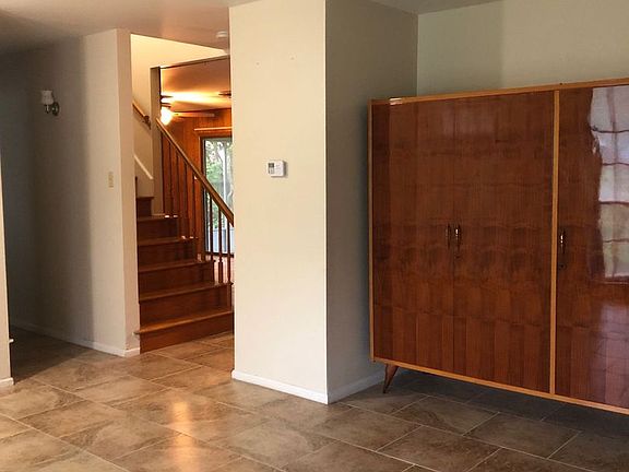 3rd image of 136 Valley Oak Dr