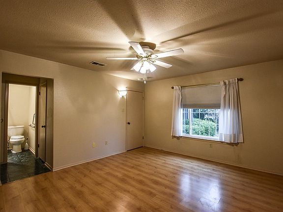 5th image of 1901C Leslie Dr