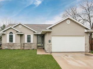 4914 Pine Grove Dr NE, Cedar Rapids, IA 52402