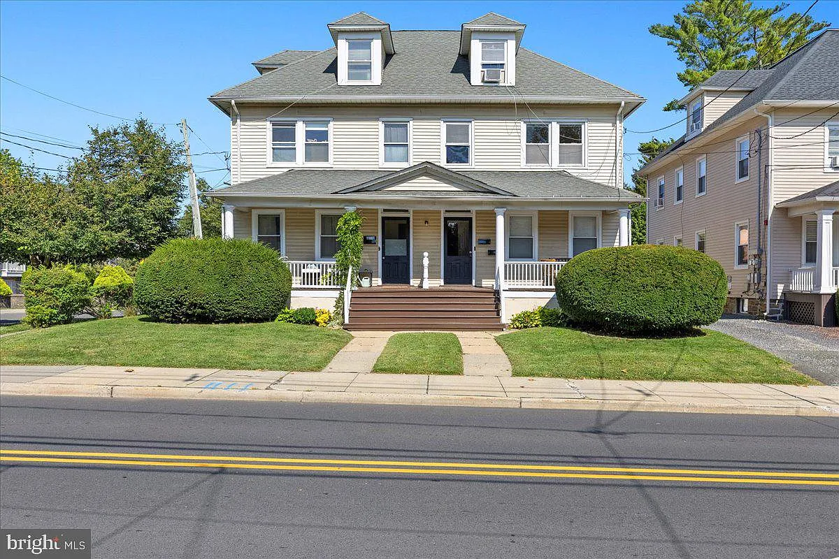 3 bed, 1.0 bath, 1600 sqft, $2,550 — Photo 2
