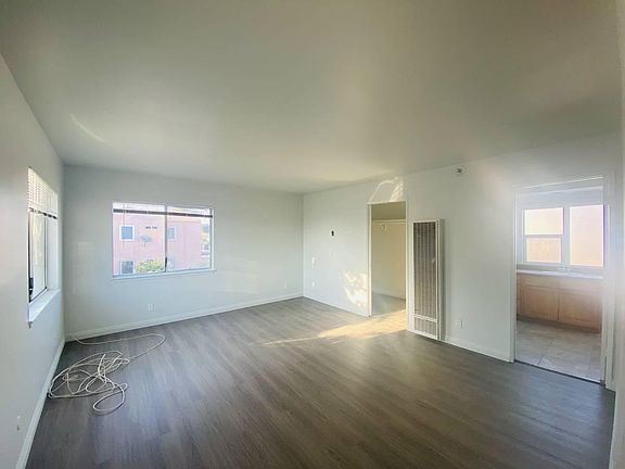 3rd image of 711 S Eucalyptus Ave