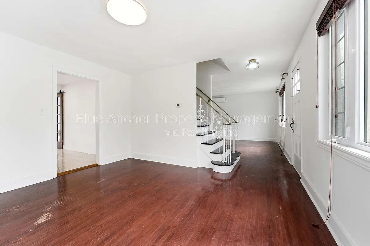 Building Photo - 247 Macdonald Ave #1