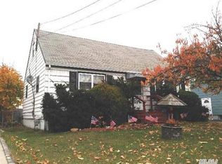 160 35th St, Lindenhurst, NY 11757
