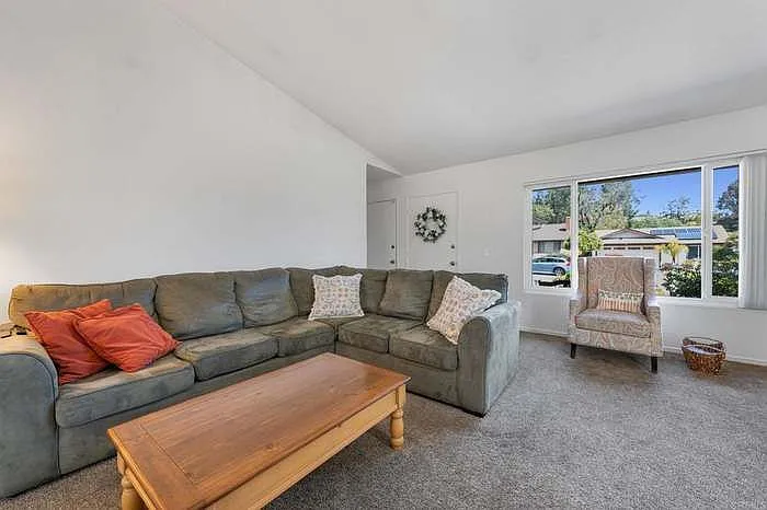 425 Blueridge Pl — Photo 3