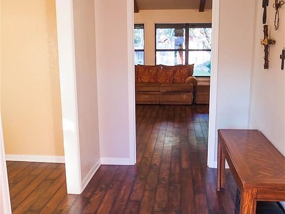 2nd image of 400 Oak Dr