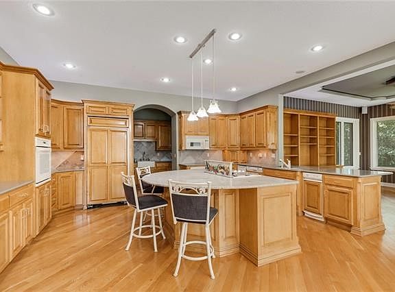 3rd image of 315 NE Saint Andrews Cir