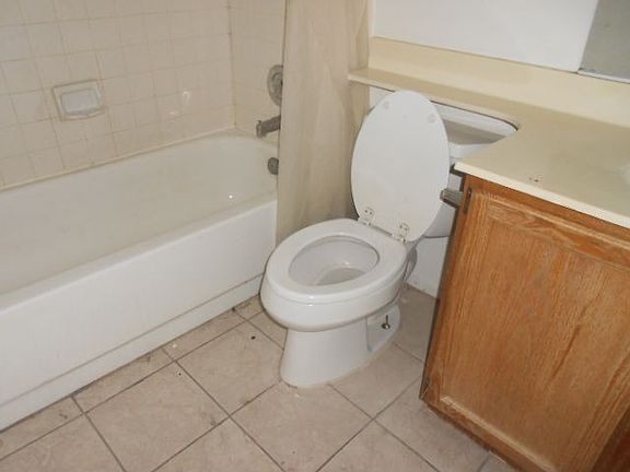 4th image of 7063 Adelaide Ave