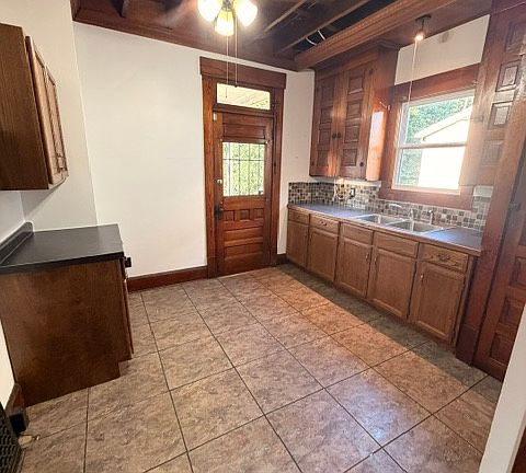 4th image of 2822 Rosewood Pl NW