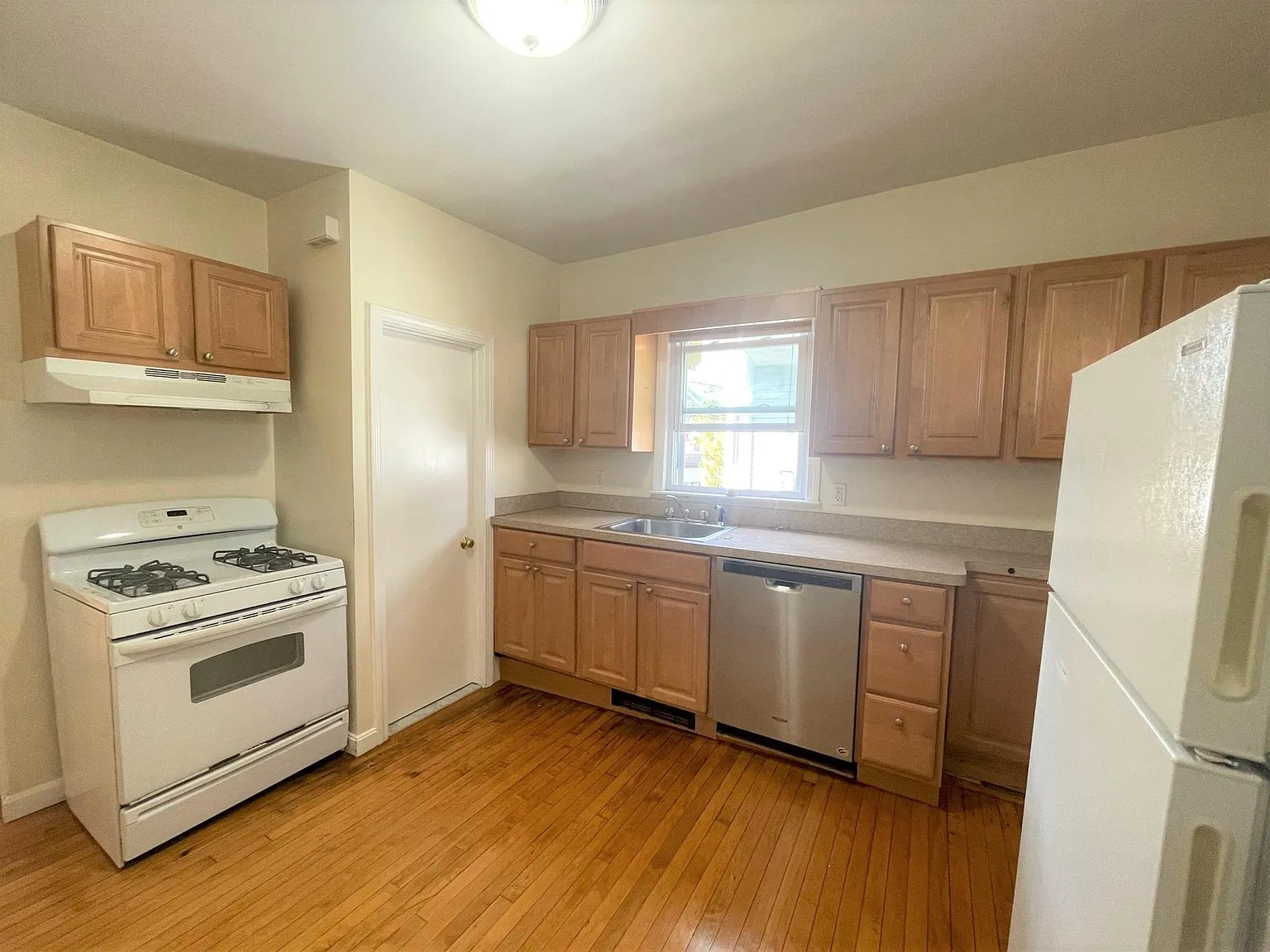 1 bed, $2,200 — Photo 3