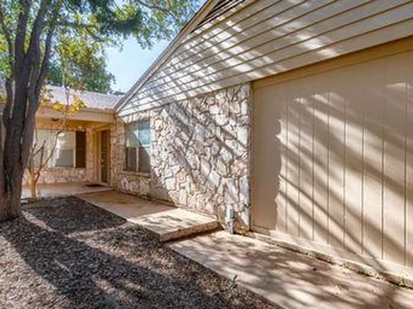 385 Englewood Dr, Kerrville, TX 78028