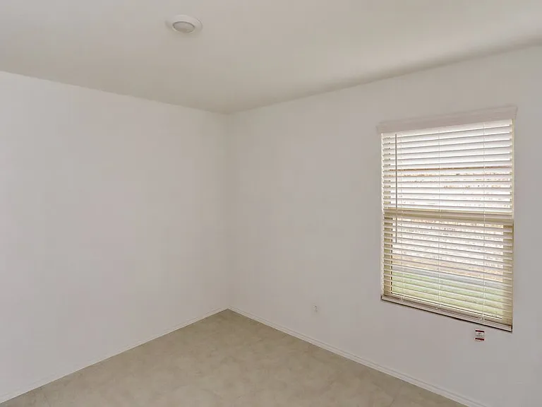 1017 Crestview Dr — Photo 13