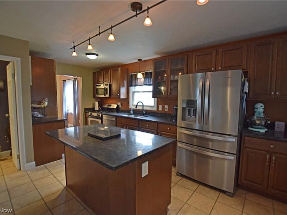 3rd image of 8000 N Hills Dr