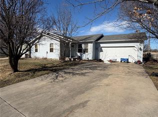 2177 Webbwood Dr, Webb City, MO 64870