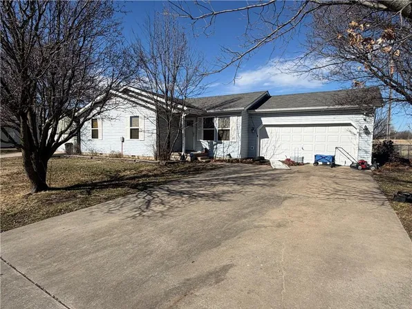 2177 Webbwood Dr, Webb City, MO 64870