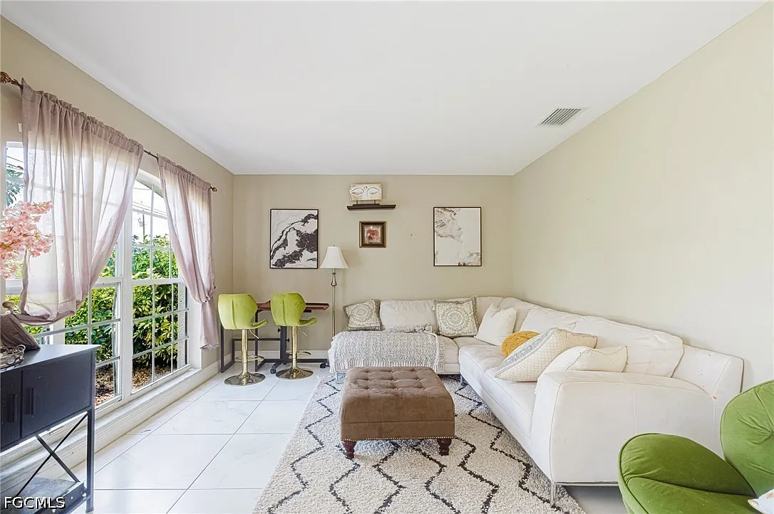 4 bed, 2.0 bath, 2098 sqft, $3,200 — Photo 3