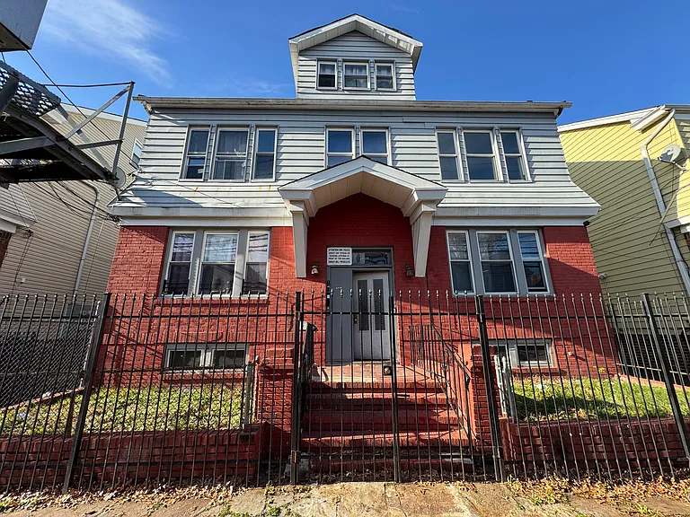 417 Leslie St #2R — Photo 9