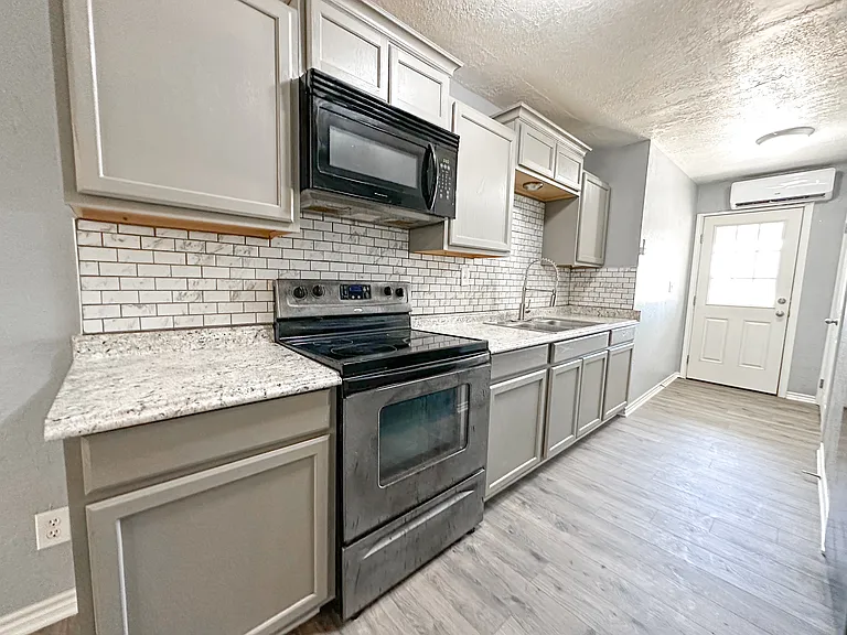 212 SW 23rd Pl — Photo 12