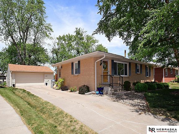 2nd image of 825 E Avon Ln