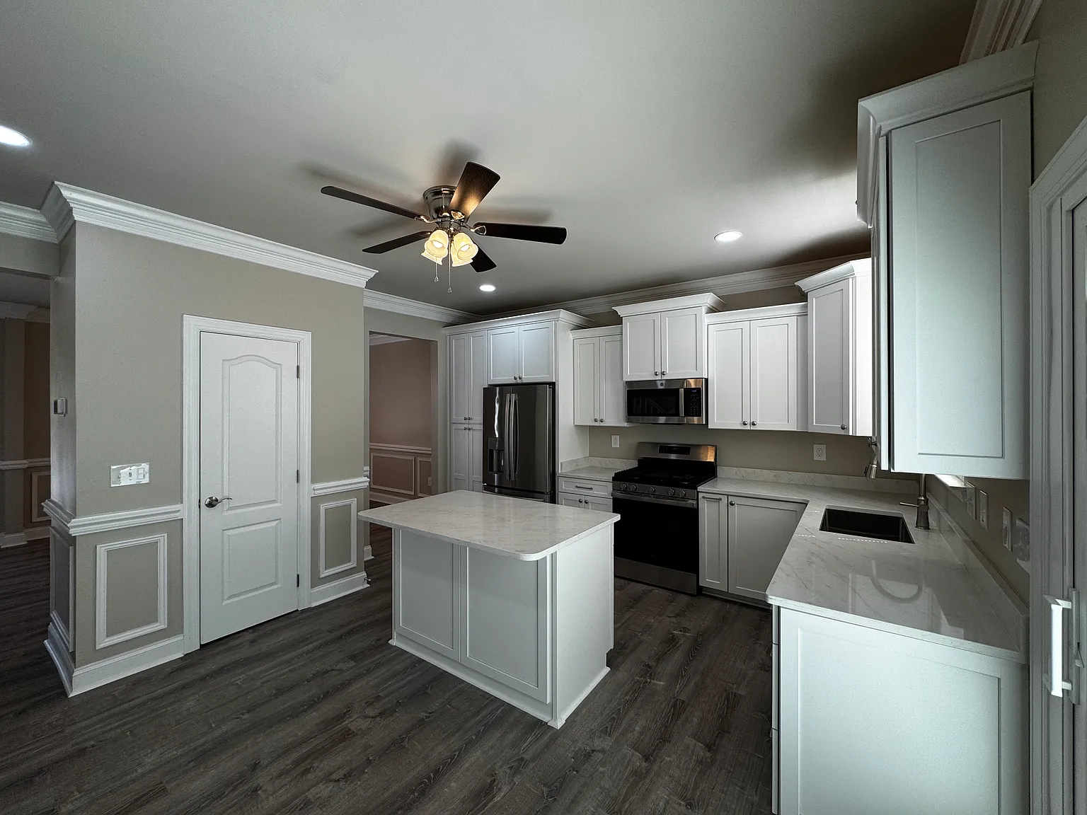 3 bed, 2.5 bath, 1824 sqft, $3,200 — Photo 4