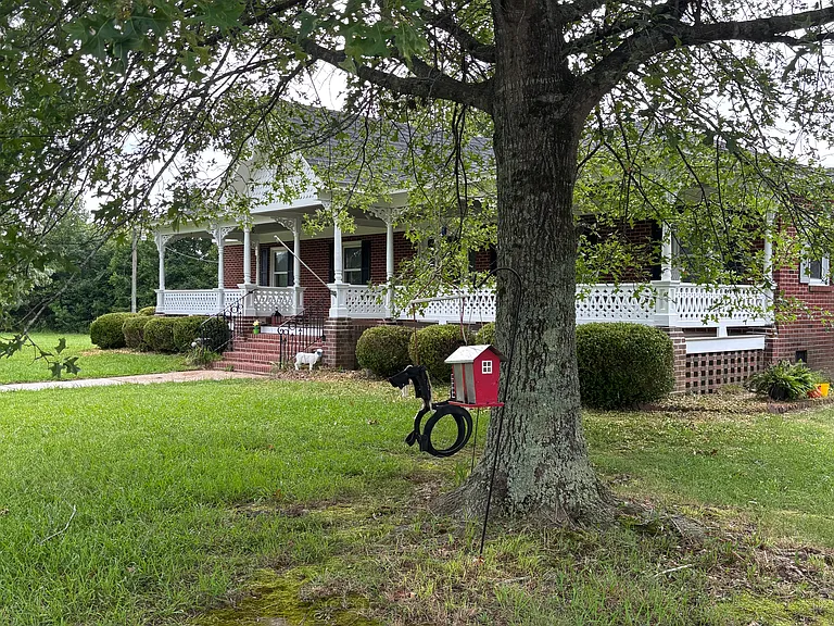570 Little Fork Rd — Photo 2