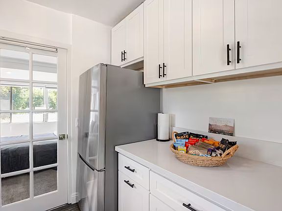 5th image of 409 N Harvard Ave #301
