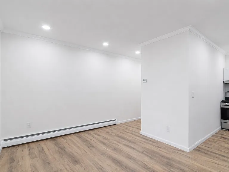 21-29 Audrey Ave #D — Photo 3
