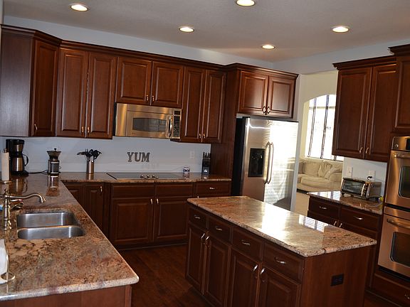 Gourmet kitchen w/ granite