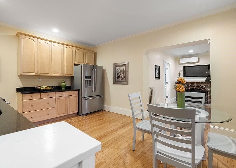 1st image of 129 Chiswick Rd APT 6