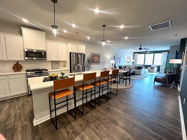 3 bed, 2.5 bath, 1910 sqft, $2,495 — Photo 1