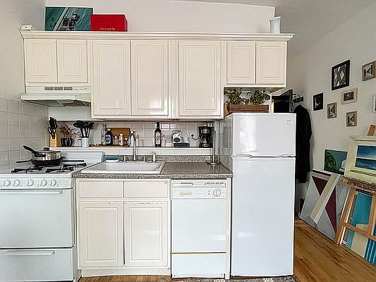 4th image of 166 Suffolk St APT 4A