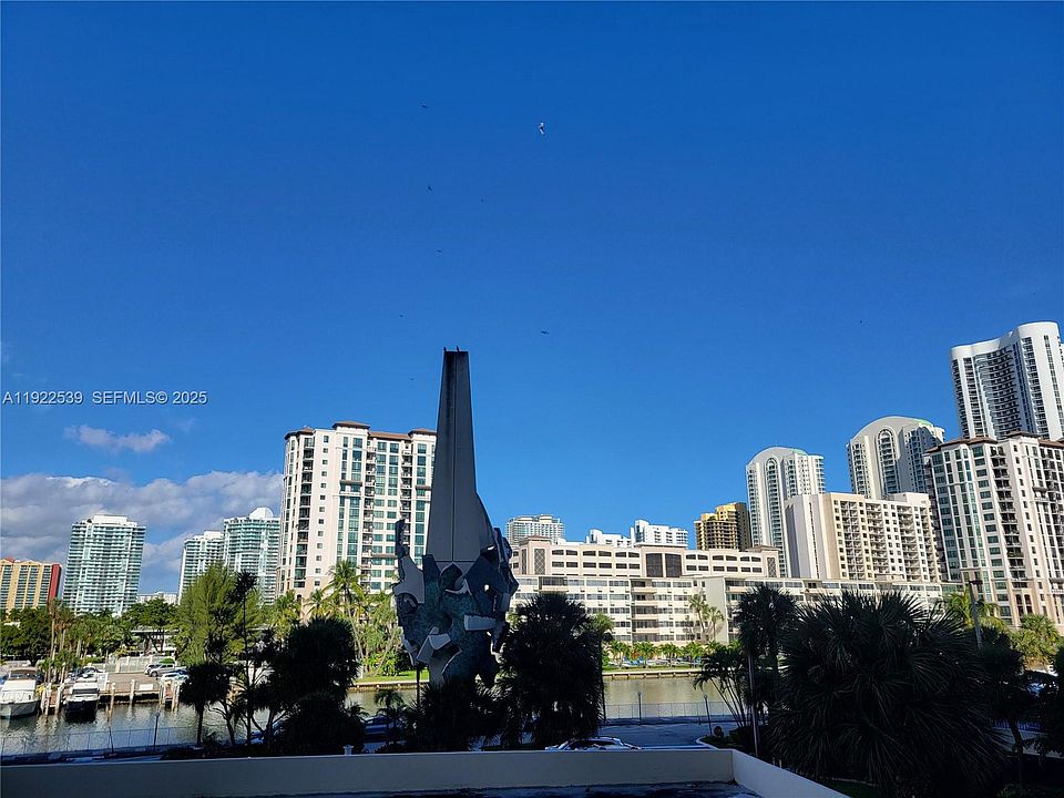 1st image of 300 Bayview Dr APT 201