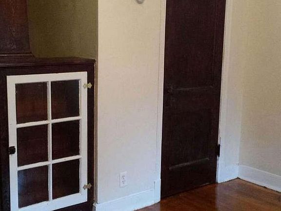2nd image of 909 Quincy St NE APT 2