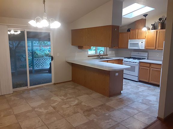 Kitchen & Dining Area