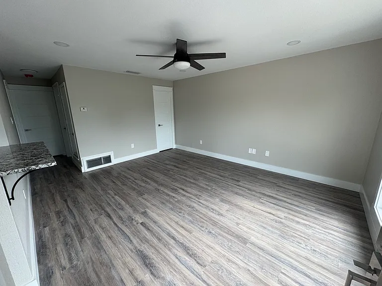 104 E Brown St #B — Photo 9
