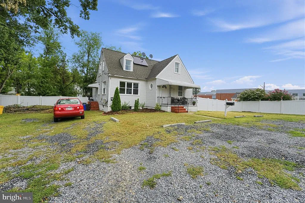 3 bed, 1.0 bath, 1000 sqft, $2,700 — Photo 2