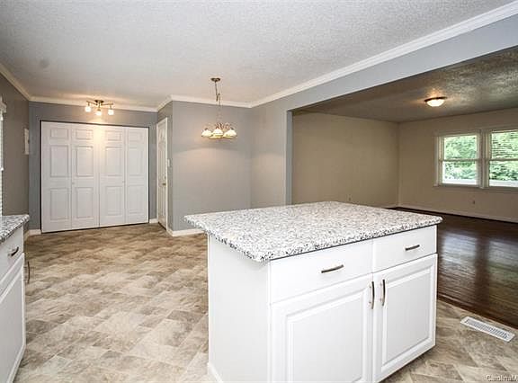 3rd image of 128 Wandering Ln