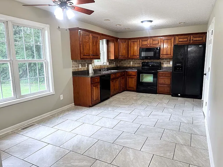 603 Aberdeene Ct — Photo 2
