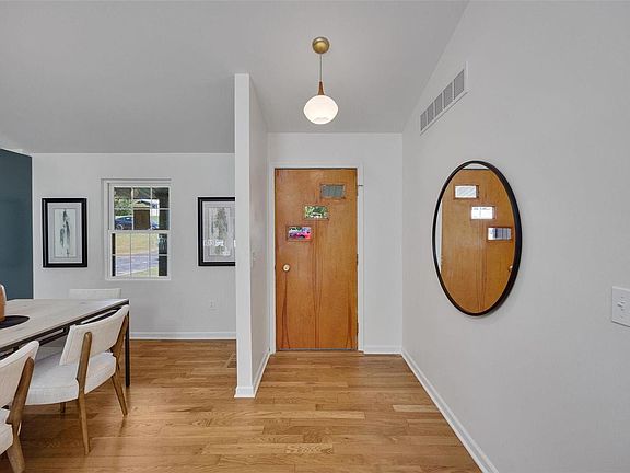 3rd image of 233 Horseshoe Dr