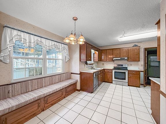 3rd image of 207 Candace Ct