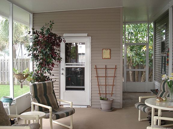 screened porch w/sliding door