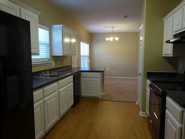 3 bed, 2.5 bath, 2321 sqft, $2,140 — Photo 2