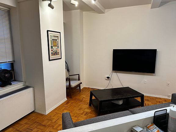 3rd image of 150 W 51st St APT 1523