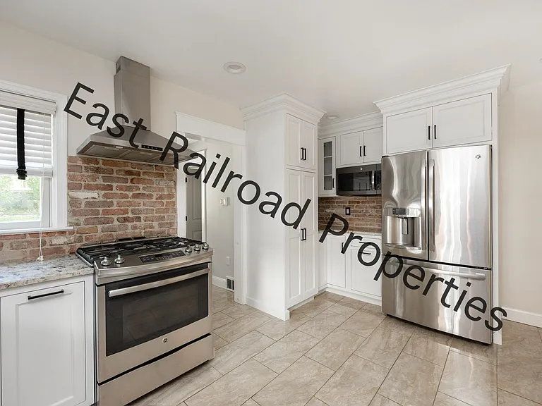 E Railroad Ave — Photo 11