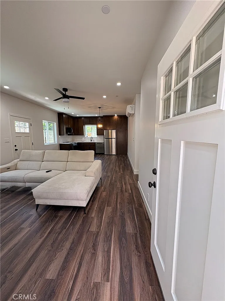 1 bed, 696 sqft, $2,400 — Photo 1