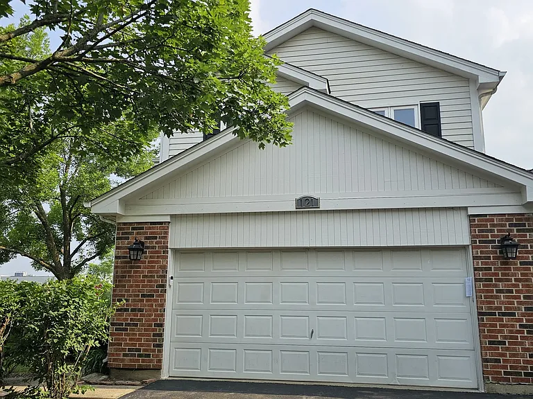 121 Hampton Ave — Photo 2