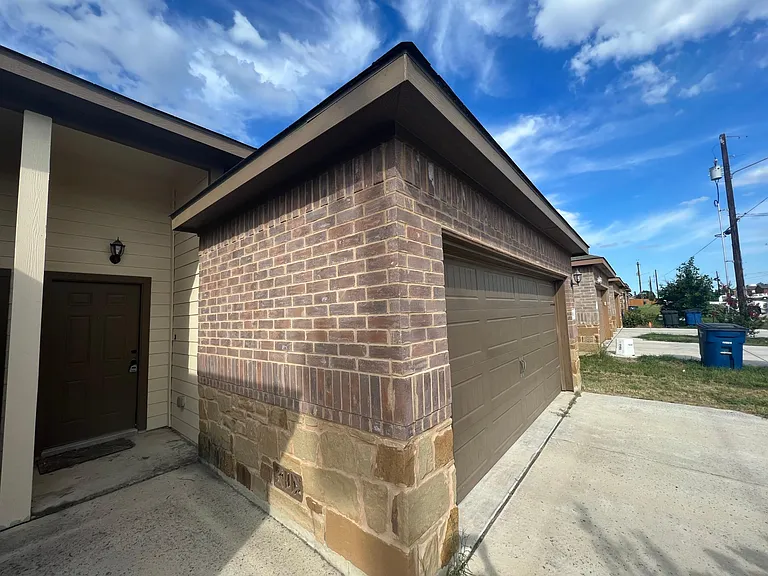 2611 Pahmeyer Rd — Photo 2