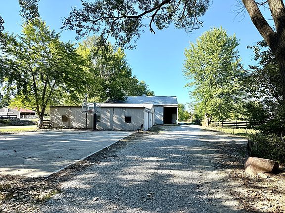 3rd image of 842 W Cutsinger Rd