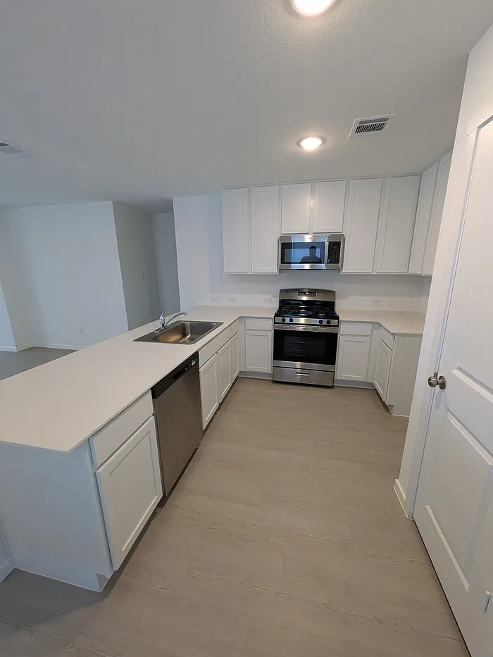 4 bed, 2.0 bath, 1692 sqft, $1,691 — Photo 2
